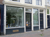 819704 Gezicht op de winkelpui van het pand Oudegracht 374 (Le Coin Perdu) te Utrecht; rechts in de pui een met een ...
